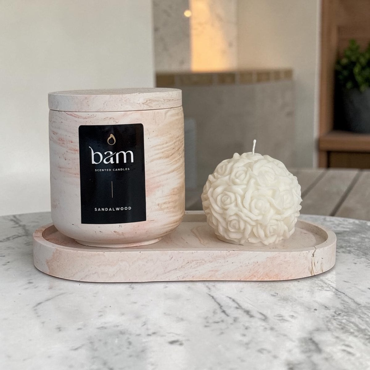 BAM Kaarsen Sandalwood Geschenkset – Geurkaars 140 g met Houten Lont, Handgemaakte Rozenkaars en Ovaal Schaaltje