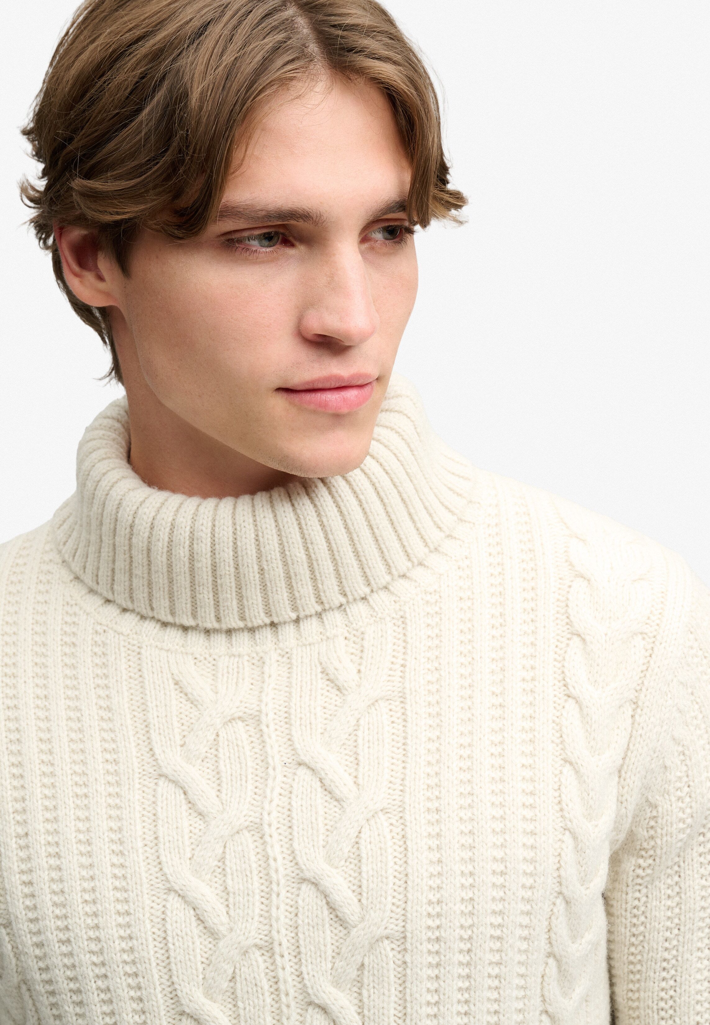 Rollkragenpullover SUPERDRY "JACOB CABLE ROLL NECK JUMPER", Herren, Gr. S, weiss (ecru), Strick, Obermaterial: 70% Polyacryl, 30% Wolle, unifarben, relaxed fit normal, Rundhals, Bündchen, Pullover Rollkragenpullover, Materialmix, relaxed fit ecru S