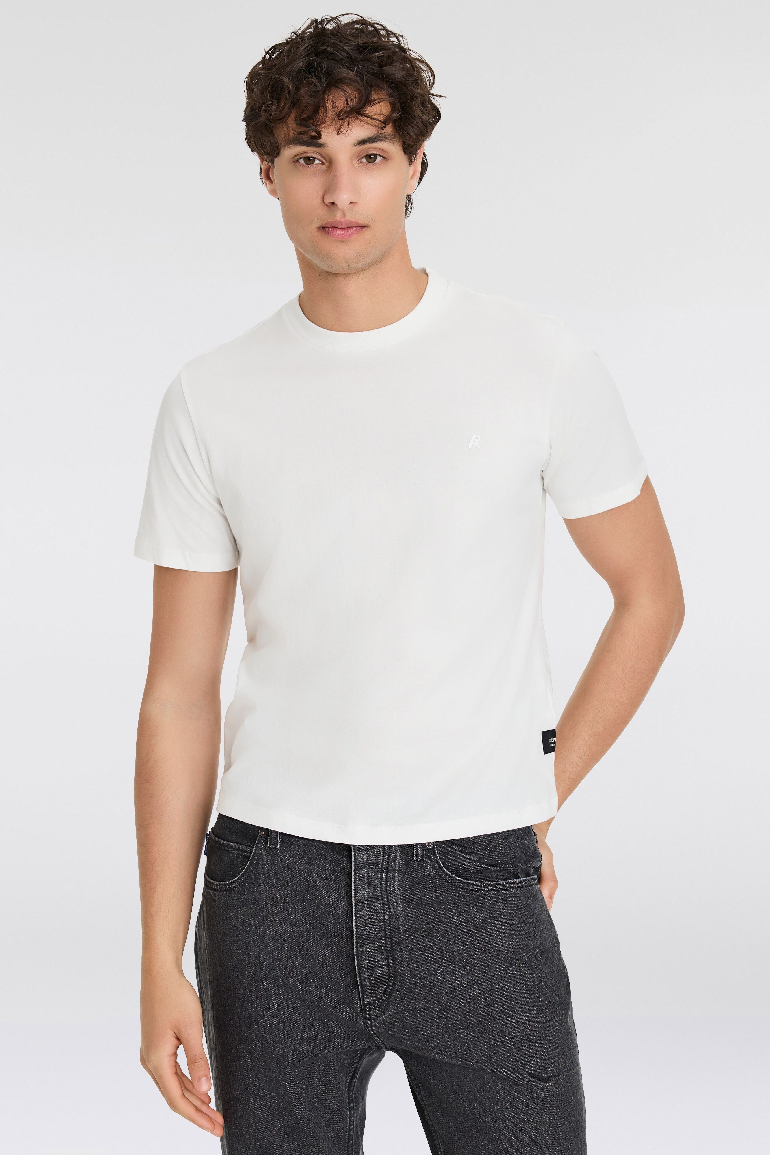 T-Shirt REPLAY "mit Logostickerei auf der Brust", Herren, Gr. M, weiss (natural weiß), Jersey, Obermaterial: 100% Baumwolle, unifarben, regular fit, Rundhals, Shirts T-Shirt natural weiß M