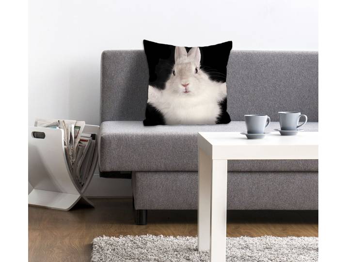 Dekokissen QUEENCE Hugging Bunny , schwarz (schwarz, weiß, bedruckt), B:40cm L:40cm, Polyester, Dekokissen_Sitzkissen_Kissenhüllen, Dekokissen, mit einem kuschelbedürftigen Hasen