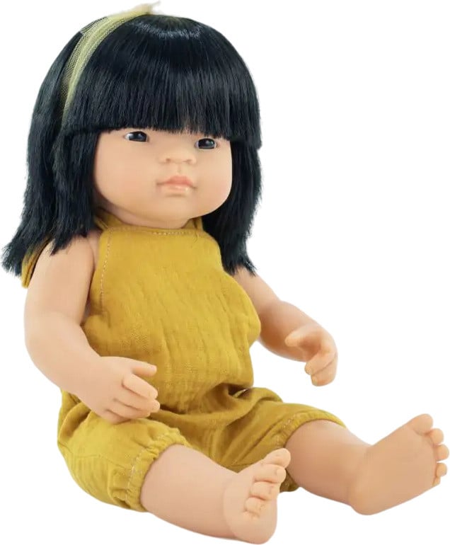 Miniland Aziatisch popmeisje My Friends and Me, mosterdgele overall, 38 cm