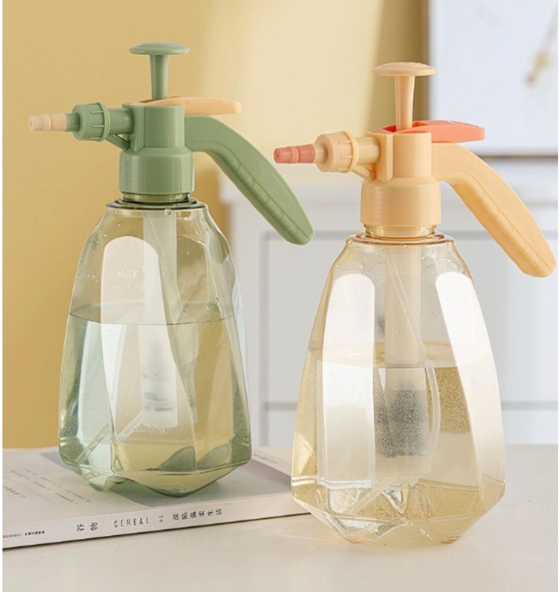 INF Tulip Drucksprüher 2L, grüner PET-Gartensprüher mit zwei Sprühmodi und um 360° verstellbarer Düse