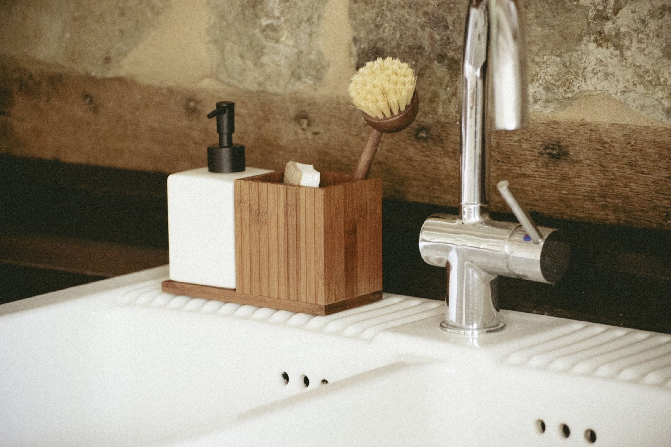 Spülmittelspender WENKO "Modell Mera", braun (dunkelbraun), B:18,5cm H:17cm T:8,5cm, Bambus, Keramik, Kunststoff, Dosierspender, Spülmittelspender, mit Utensilienhalter, Keramik & geräucherter Bambus, Landhaus-Stil