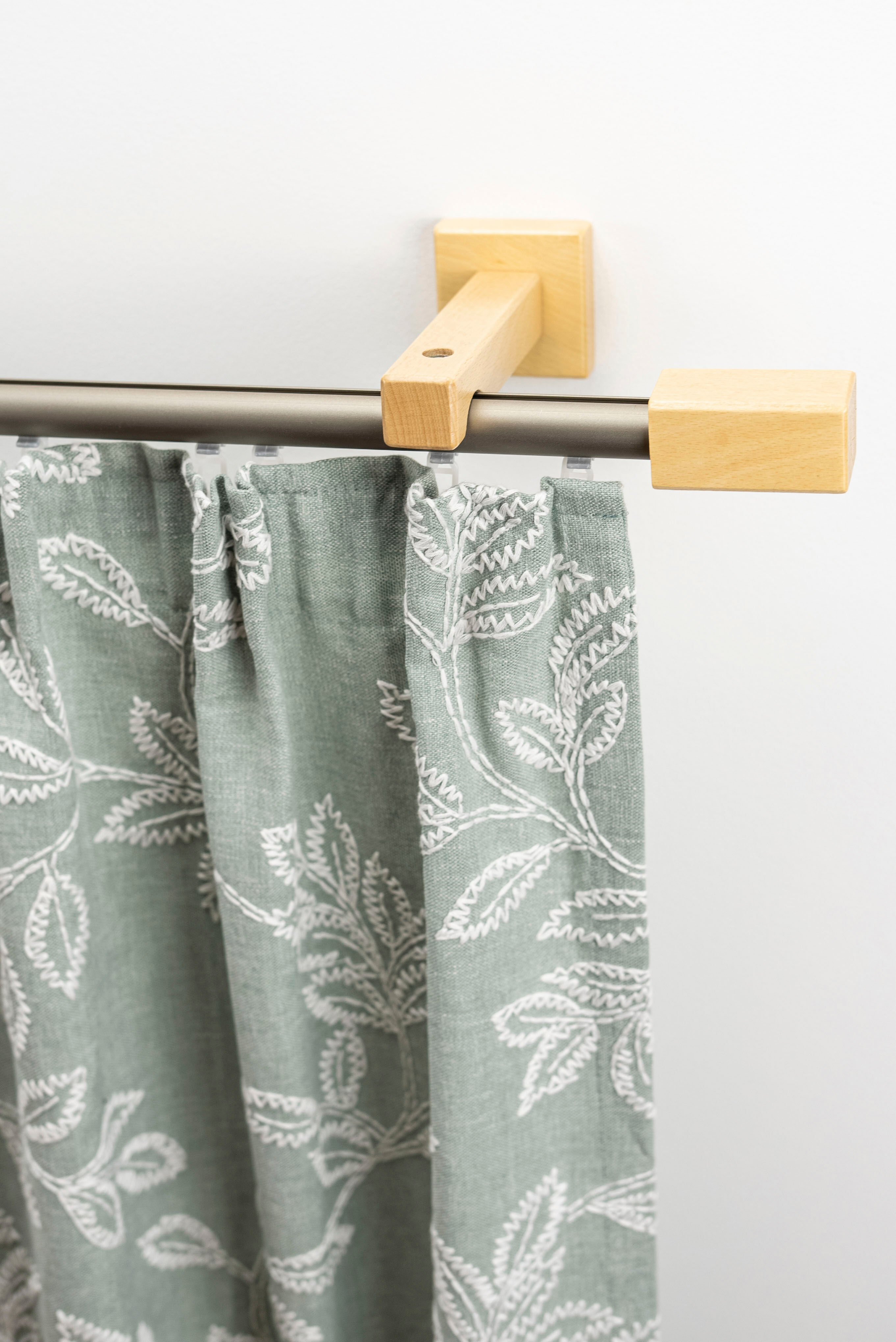 Gardinenschiene GARESA "Cubus, Quader Innenlauf", beige (natur, chromfarben), L:180cm, Gardinenstangen, Gardinenschiene, Innenlauf-Vorhanggarnitur, verlängerbar, Holz-Aluminium