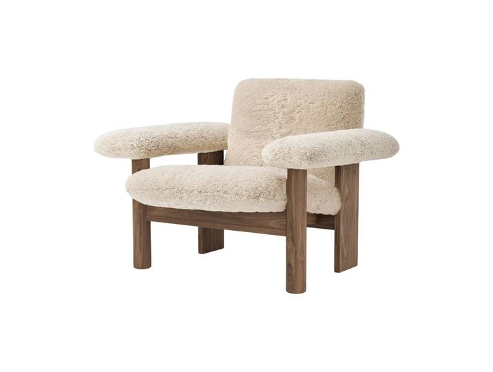 Audo Copenhagen Brasilia Sessel low back Walnut-Nature sheepskin curly