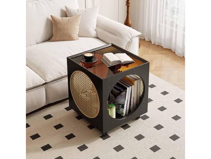 Quadratischer Beistelltisch aus Massivholz mit Glasplatte und Rattan Moderner Beistelltisch mit 2 Ebenen, offener Ablage, gehärteter Glasplatte und Rattan für Sofa, Schlafzimmer und kleine Räume