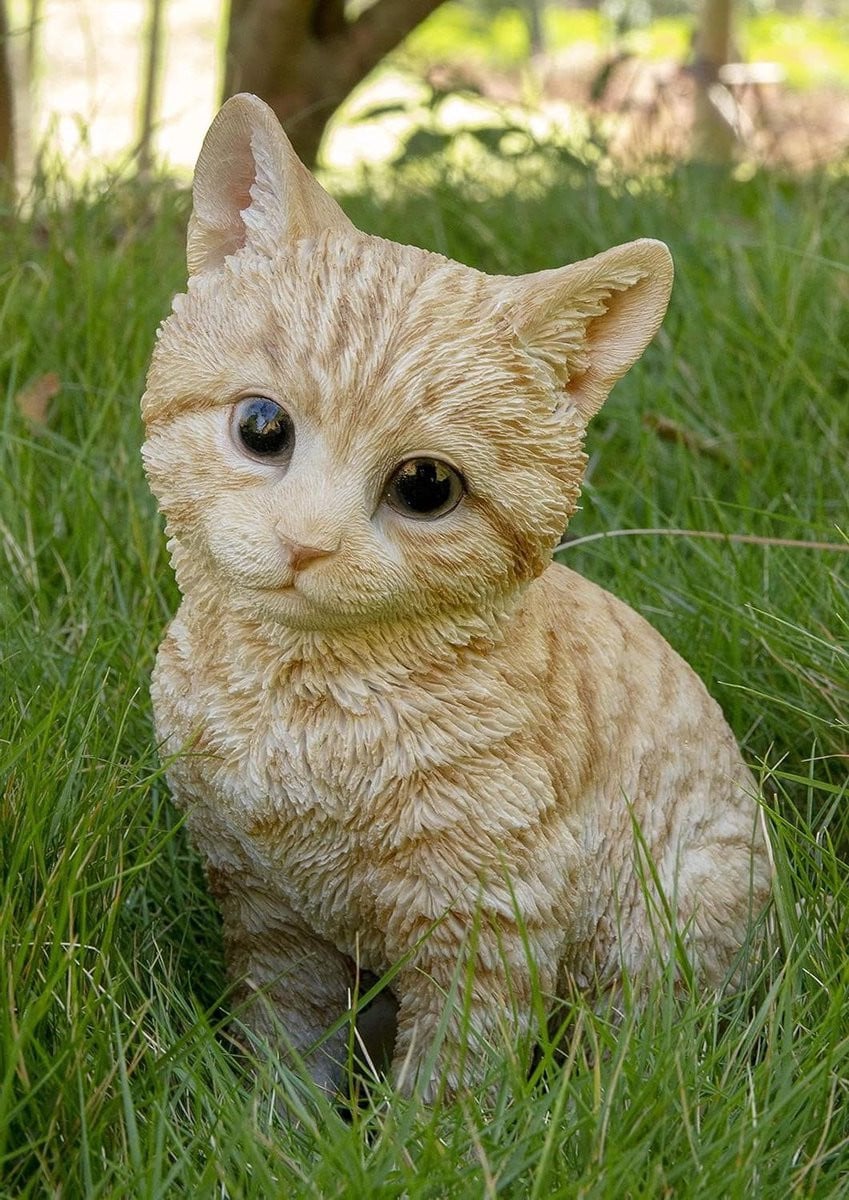 Merkloos Oranje Tabby Kitten Beeldje - Zittende Kattendecoratie voor op Tafel - 20 cm Hoog