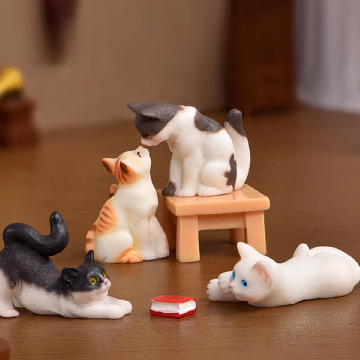 Set van 6 realistische mini kattenbeeldjes voor decoratie op tafel
