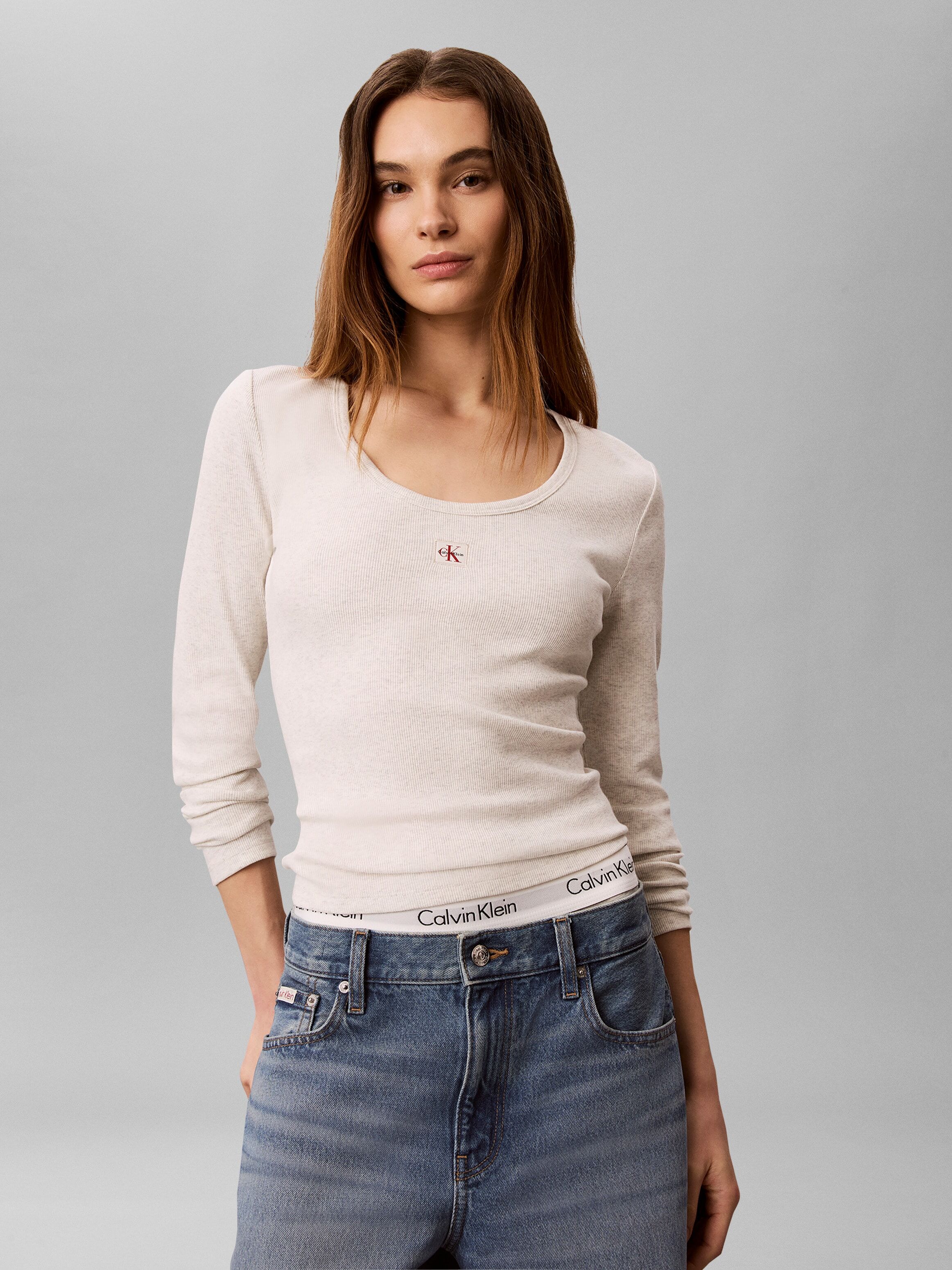 Langarmshirt CALVIN KLEIN "LS WOVEN LABEL 2X2 RIB SCOOP NEC", Damen, Gr. S, beige (snow heather), Web, Obermaterial: 95% Baumwolle, 5% Elasthan, regular fit normal, Rundhals, eingesetzt gerader Abschluss, Shirts Langarmshirt, Mit Rundhalsausschnitt, regul