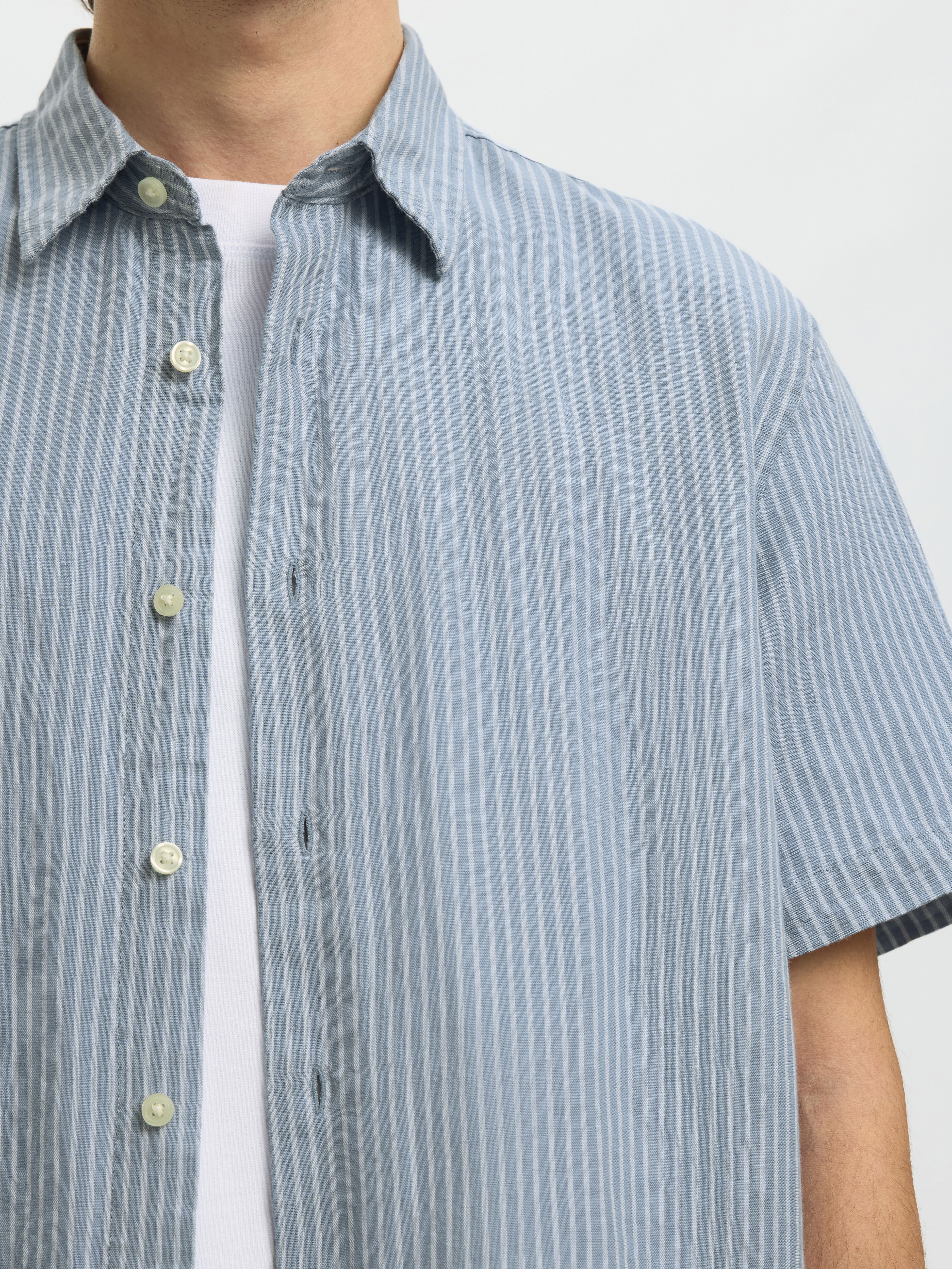 Kurzarmhemd SELECTED "SLHREGCLAY LINENBLEND SS SHIRT CLA NOOS", Herren, Gr. L, N-Gr, dusty blau stripes:weiß, Web, Obermaterial: 55% Leinen, 45% Baumwolle, gestreift, regular fit normal, ohne Ausschnitt, Hemden Kurzarmhemd, Materialmix, regular fit