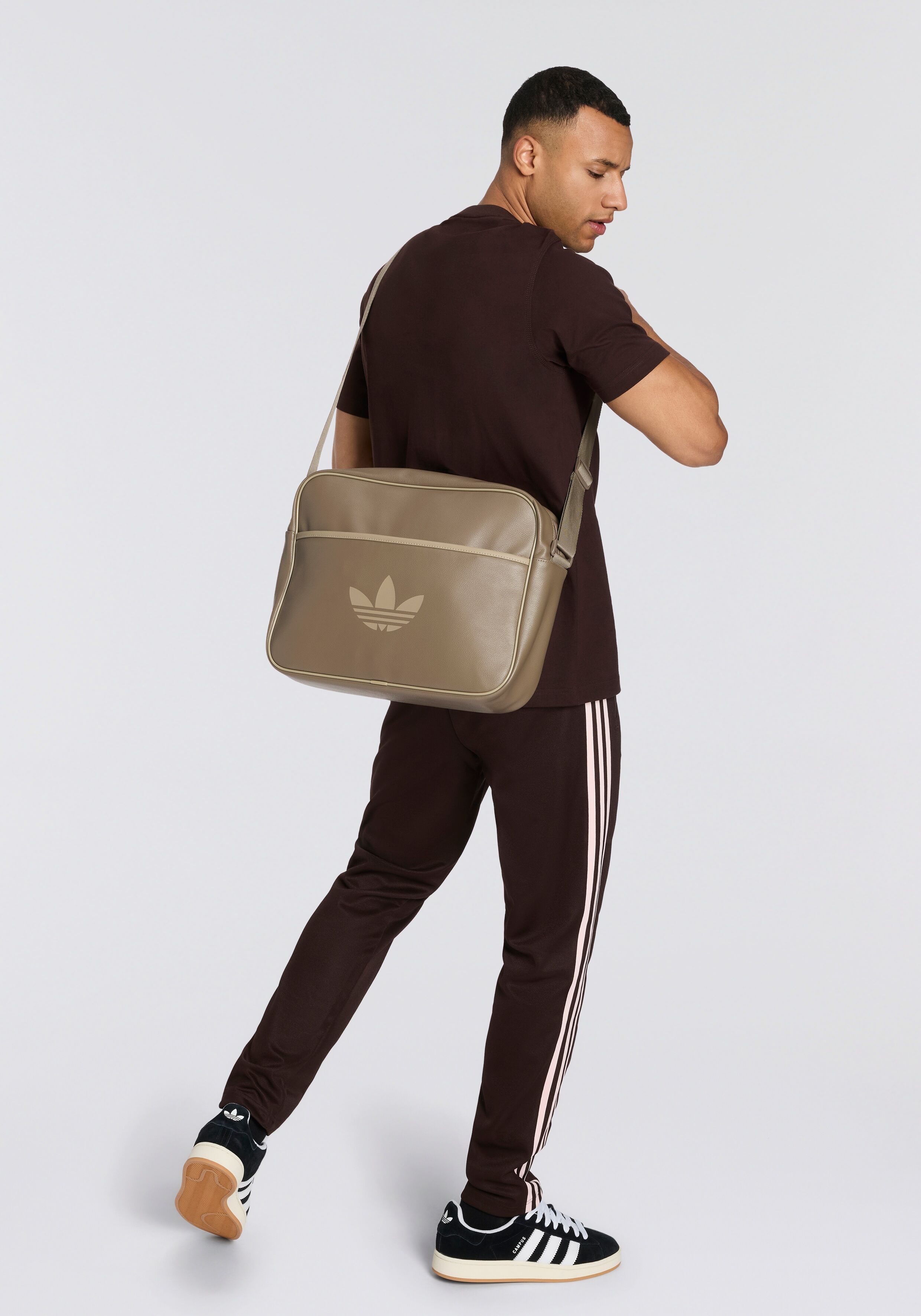 Sporttasche ADIDAS ORIGINALS "AIRLINER", Damen, blanch braun, Obermaterial: 100% Polyurethan, Taschen Sporttasche, Schultertasche im angesagten Retrolook blanch braun Einheitsgröße
