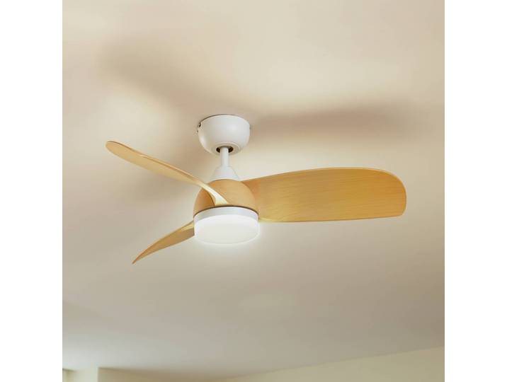 Lindby LED-Deckenventilator Enon, weiß/holzfarben, DC, leise Enon Lindby, dimmbar, weiß / opal, für Wohn- / Esszimmer, Metall, Modern