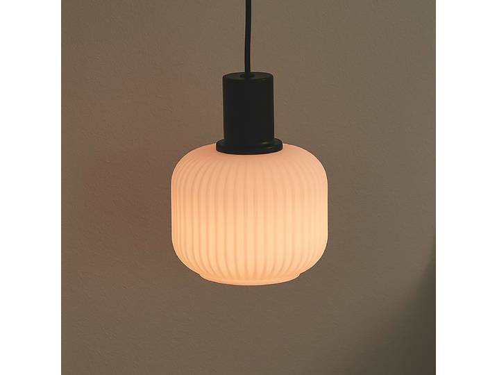 Suspension Milford Mini 15 x 19 x 15cm Noir Matériau : Verre, Métal Surface en métal : Laqué Type de métal : Aluminium Type de verre : Verre