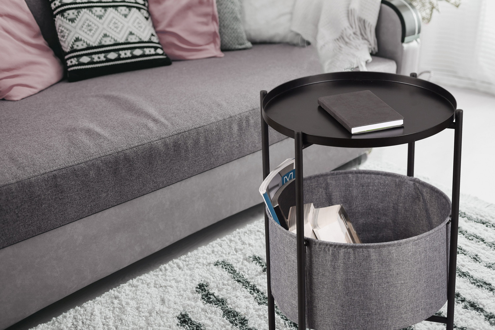 home24 Bijzettafel Phagam zwart met ronde metalen vorm, Ø 45 cm