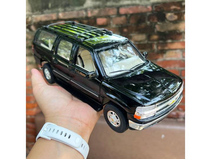 Modèle à l'échelle originale 1:18, Chevrolet 2001 SUBURBAN, peinture pas bon, modèle moulé sous pression pour la collection et l'affichage