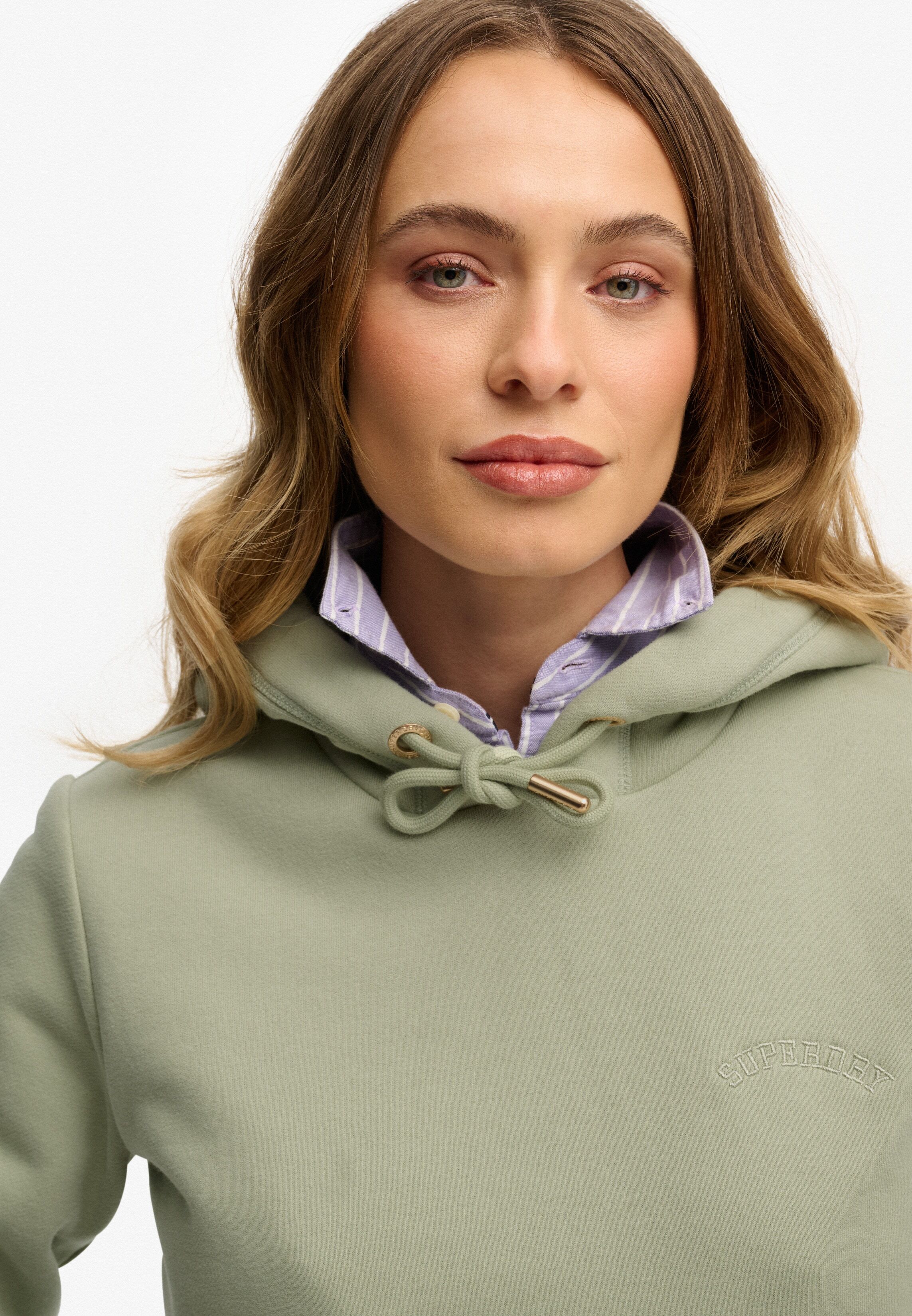 Kapuzensweatshirt SUPERDRY "Essential Logo Emb Hood Hb", Damen, Gr. M, grün (dusty sage), Sweatware, Obermaterial: 100% Baumwolle, unifarben, Rundhals, Rippbündchen, Sweatshirts Kapuzensweatshirt dusty sage M