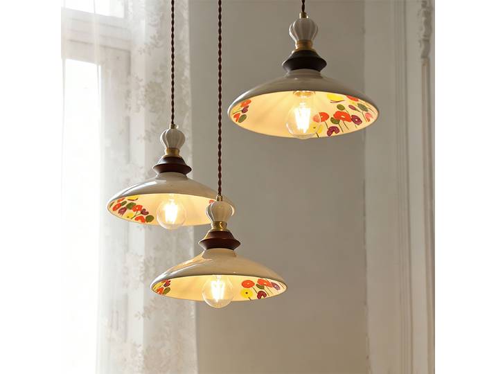 Lampes suspendues en céramique à motifs floraux peints à la main, de style médiéval rétro, pour restaurant de style français couleur crème.