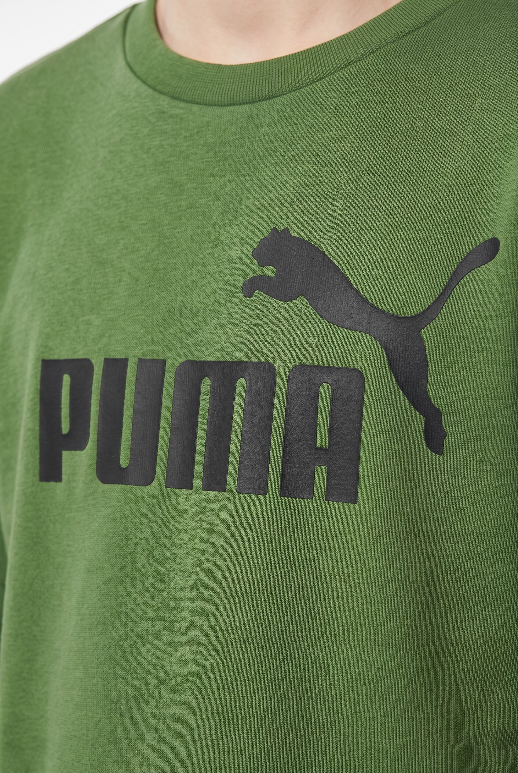 Trainingsanzug PUMA "ESS NO1 LOGO CREW SWEAT SUIT FL B", Jungen, Gr. 140, grün (earthy grün), Fleece, Obermaterial: 66% Baumwolle, 34% Polyester, bedruckt, regular fit, Sportanzüge Trainingsanzug, zweiteilig, entspannte Passform, ohne Kapuze earthy grün 1