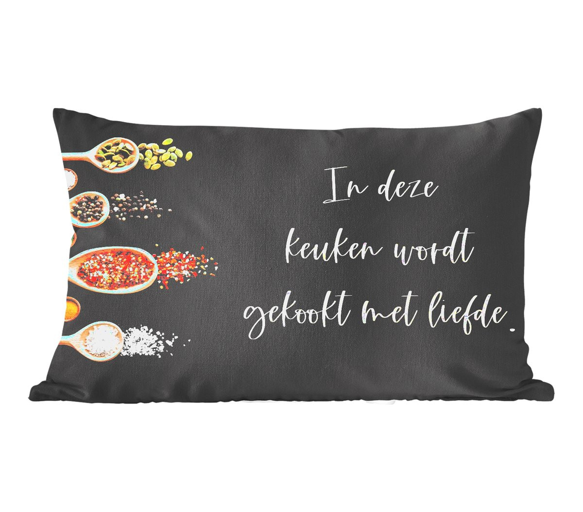 PillowMonkey Sierkussen met tekst In deze keuken wordt gekookt met liefde, 60 x 40 cm