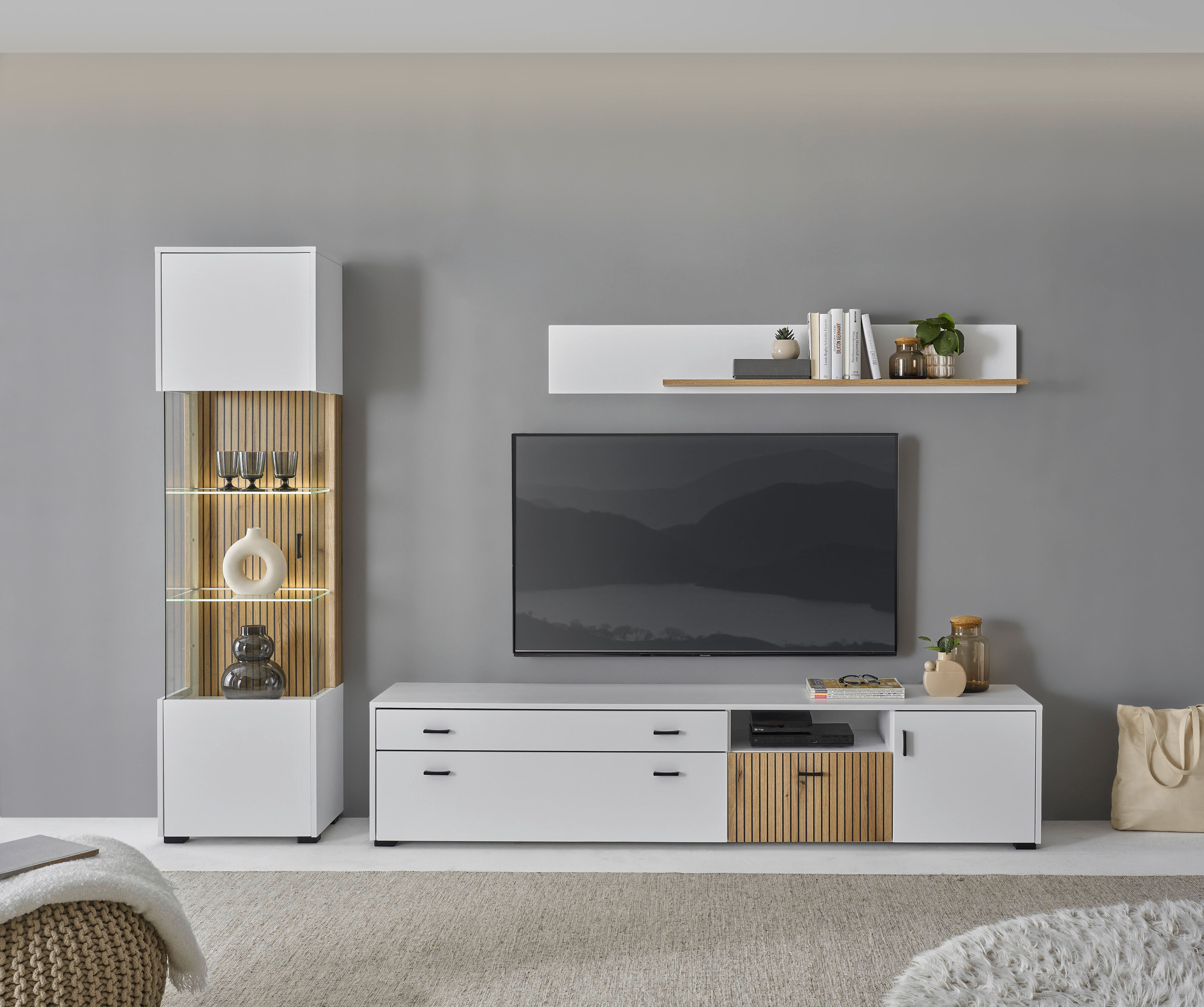 Wohnwand HOME AFFAIRE "HUDSON", weiss (weiß matt tz, applikation evoke eiche mdf tz), B:316cm H:180cm T:42cm, Kastenmöbel-Sets, Wohnwand, mit moderner Rillenoptik, Griffe aus Metall (Schwarz), Breite 316 cm weiß matt tz, applikation evoke eiche mdf tz B/H