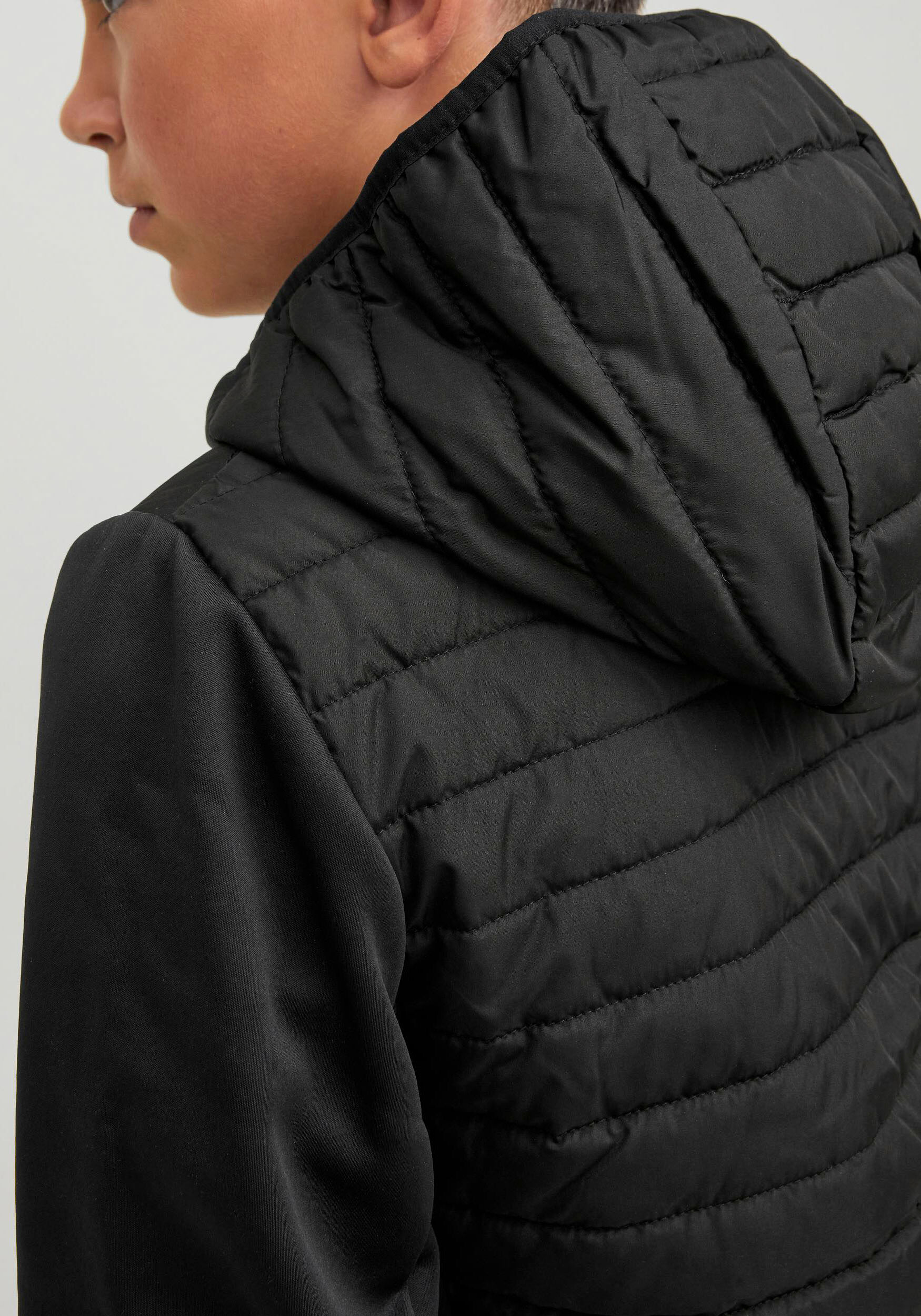 Steppjacke JACK & JONES JUNIOR "JJEMULTI wärmt, winddicht, wasserdicht, gesteppt", Jungen, Gr. 128, schwarz, Web, Obermaterial: 100% Polyester. Futter: 100% Polyester. Wattierung: 100% Polyester, unifarben, regular fit normal, eingefasste Kante mit Gummiz