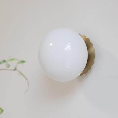 moderne Bauhaus-Kugelglas-Wandleuchte
