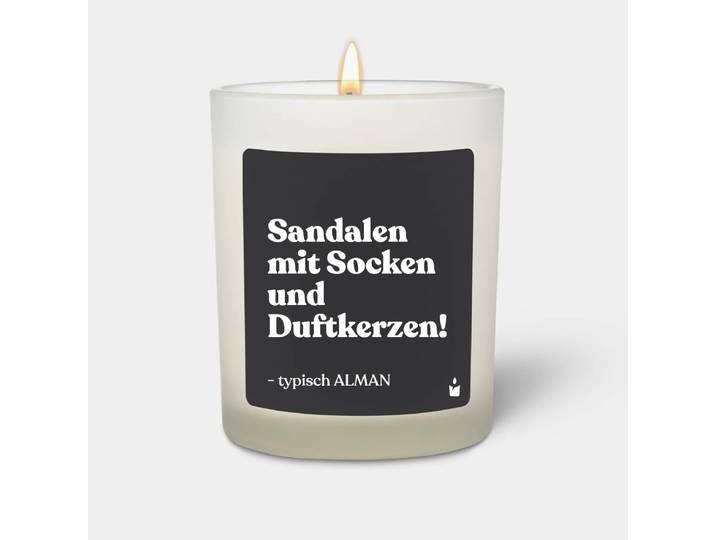 Duftkerze Weiss Woody Sandalen mit Socken und Duftkerzen! Typisch Alman