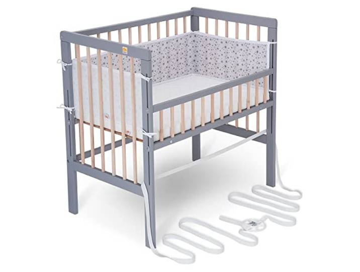 FabiMax Baby Beistellbett für Boxspringbett, TÜV geprüft 2022, inkl. Matratze und Nestchen aus Netzstoff, Buche massiv grau/Natur, Comfort/graue Sterne auf weiß