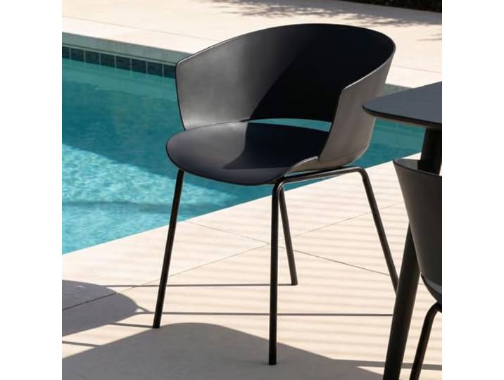 IDIMEX Gartenstuhl NIVEL im 4er Set aus Alu und Kunststoff schwarz, schlanker Terrassenstuhl aus Polypropylen und Metall, Sitzschale UV-beständig