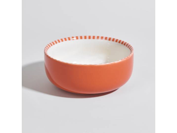 Orange, gelbe und weiße Keramikschale