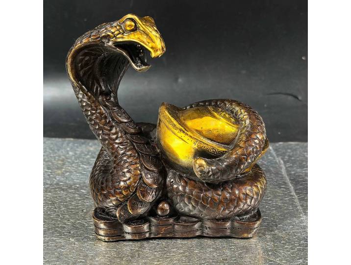 Décoration artisanale en cuivre doré ancien représentant le Serpent du Zodiaque, symbole de richesse