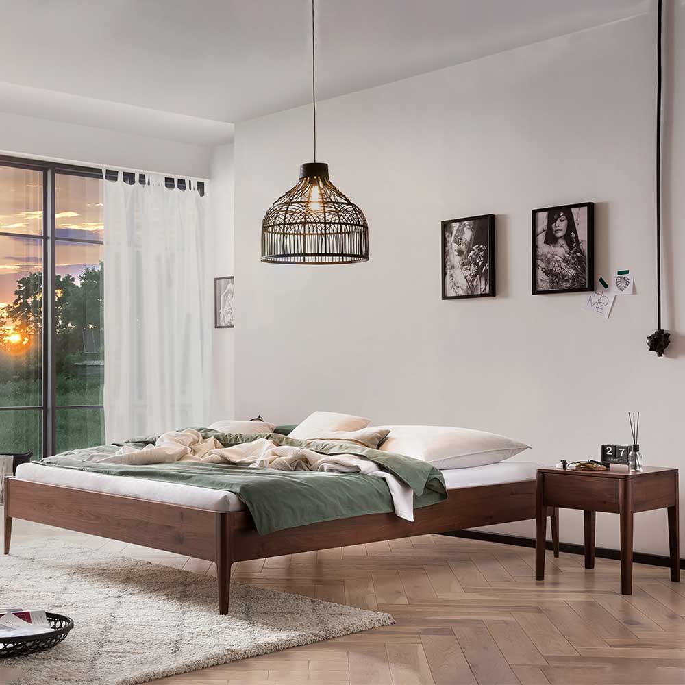 Pharao24.de Niedriges Bett Nussbaum massiv in modernem Design 38 cm Einstiegshöhe