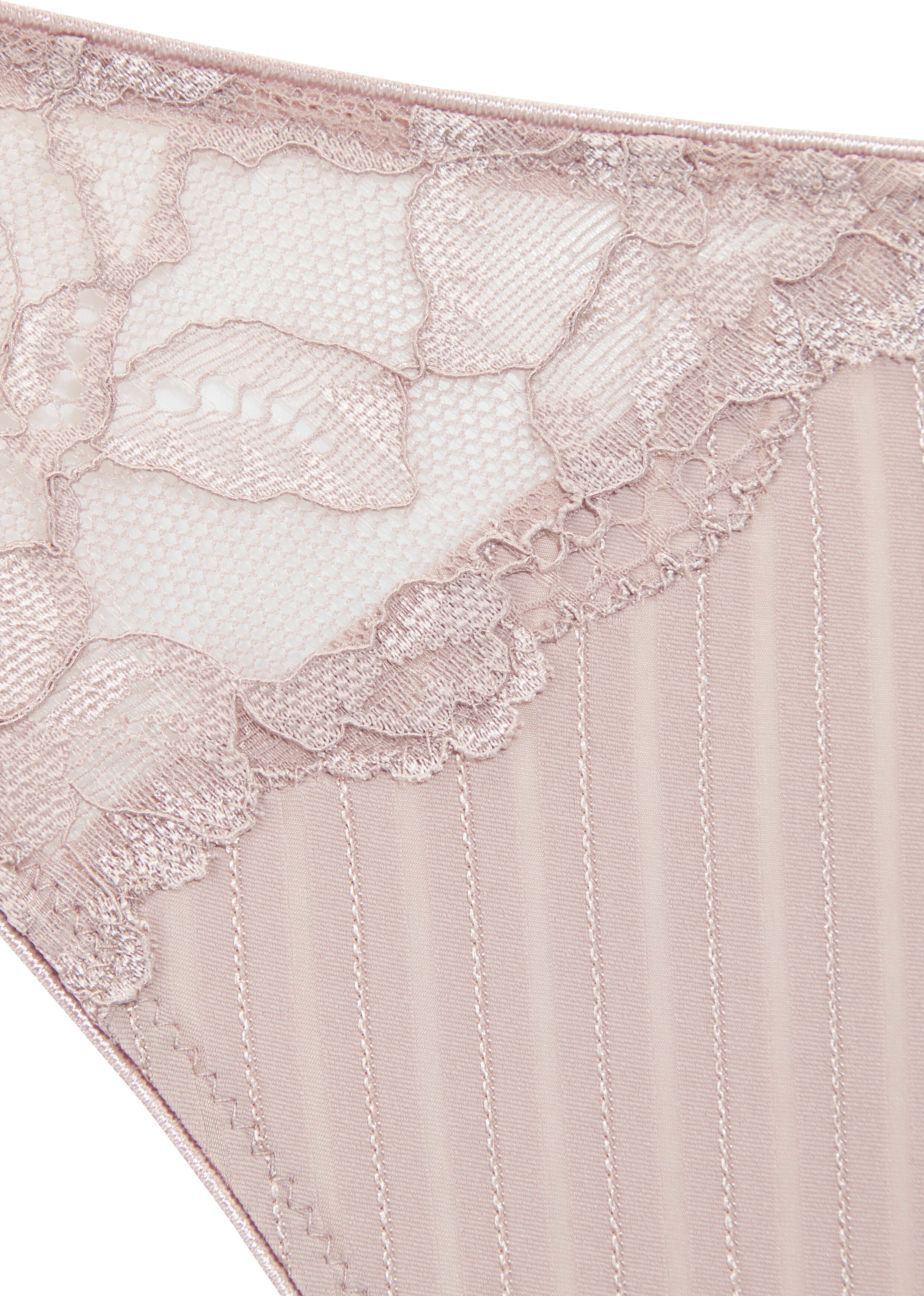 String LASCANA "Carlotta", Damen, Gr. 36/38, Spitze, sand, Spitze, Obermaterial: 86% Polyamid, 14% Elasthan, Unterhosen String, mit filigranem Glanzfaden & feiner, floraler Spitze sand 36/38, Spitze