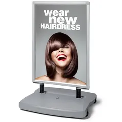 Showdown Displays Windtalker® City. Kundenstopper 70x100 wetterfest (mit wetterfester Postertasche)