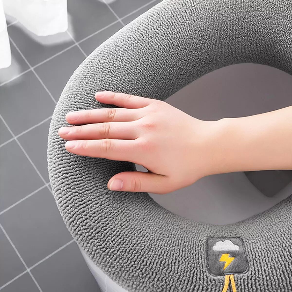 INF Verstärktes Toilettensitz-Polster mit Zuglasche – Gestrickter, waschbarer Faserbezug, dehnbares Elastik, 360° Grau