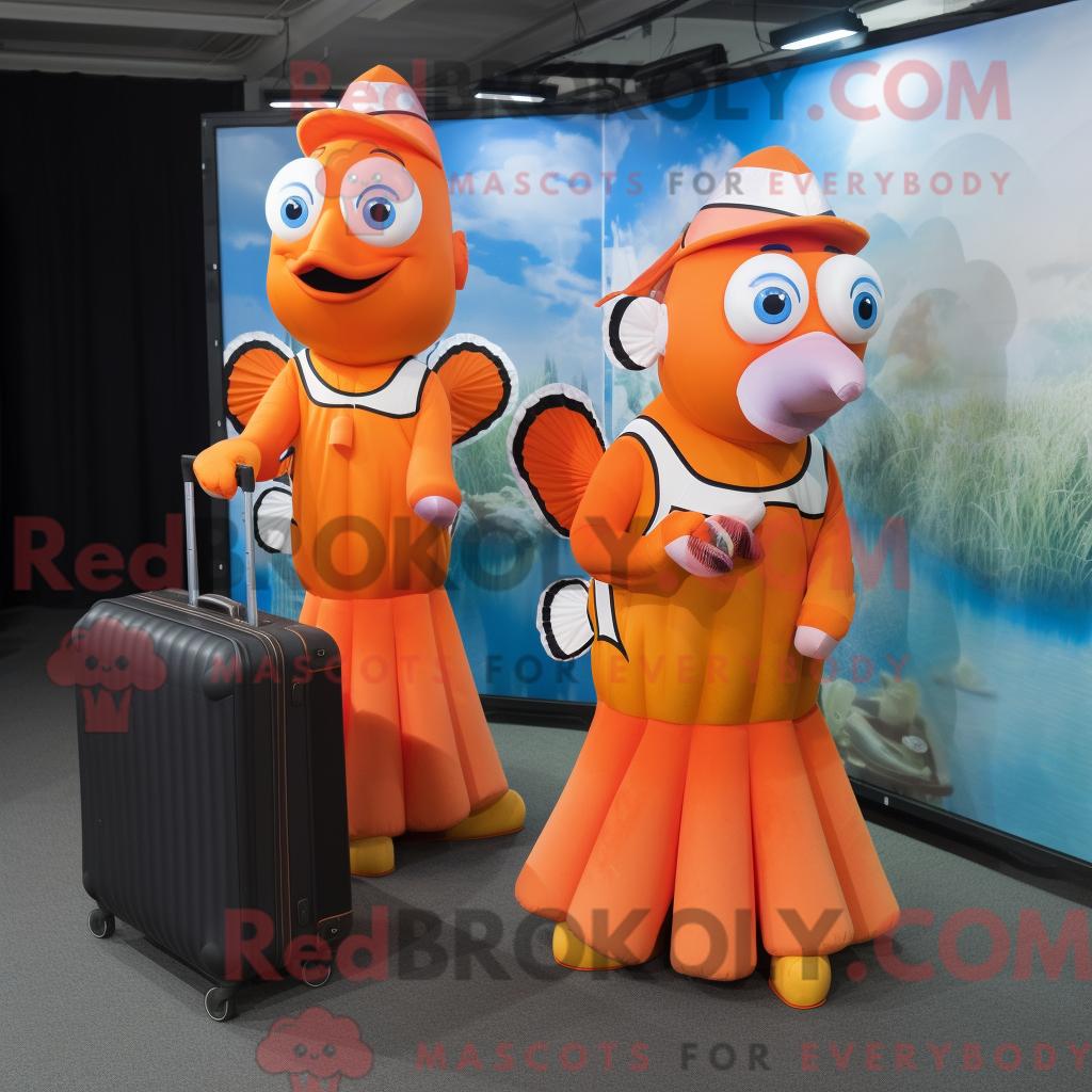 Maskottchenfigur REDBROKOLY eines orangefarbenen Clownfisches mit Maxirock und Aktentasche