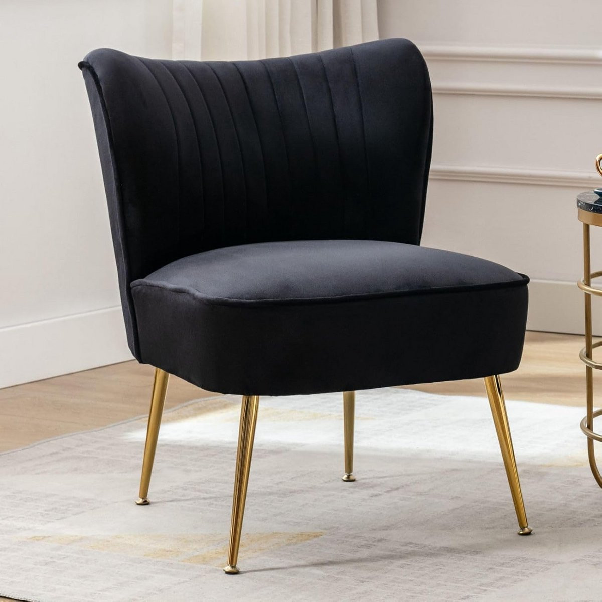 Moderne fluwelen fauteuil zonder armleuningen met gouden metalen poten