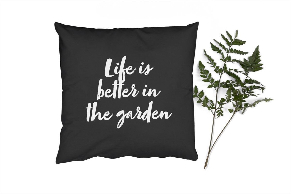 PillowMonkey Sierkussen met tekst Life is better in the garden, 45 x 45 cm