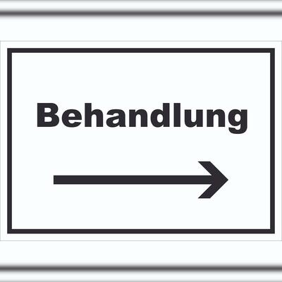 HB-Druck Behandlung Schild mit Text und Richtungspfeil rechts Behandlungsraum waagerecht A0 (841x1189mm)