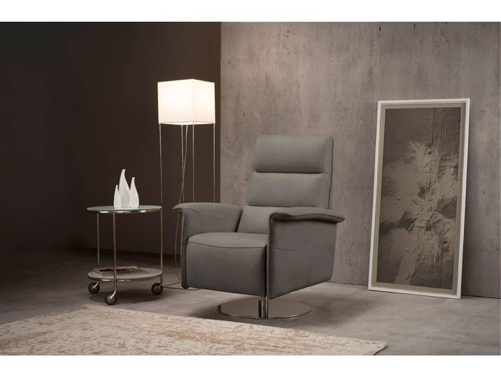 Sessel EGOITALIANO Kelly Designsessel, Clubsessel & Relaxsessel, bequem, zeitlos elegant , grau (steingrau), B:83cm H:105cm T:92cm, Luxus-Micofaser Lederoptik (100% Polyester) ist ein neues technisches Gewebe mit einem visuellen und taktilen Aspekt, der dem Nubuk sehr nahe kommt, mit innovativen Eigenschaften. Seine außerordentliche Weichheit kommt von einem exklusiven Produktionsprozess, der Unreinheiten und Unregelmäßigkeiten beseitigt. Das Ergebnis ist eine bemerkenswert samtige Faser, die durch das Vorhandensein von Körnern verstärkt wird. Von der einfarbigen Eleganz der warmen Farben und der Vielfalt an trendigen Farben, die es zu seiner eigenen Stärke und Persönlichkeit machen., Sessel, Sessel, drehbar, manuelle Relaxfunktion mit Push-Back-Mechanismus
