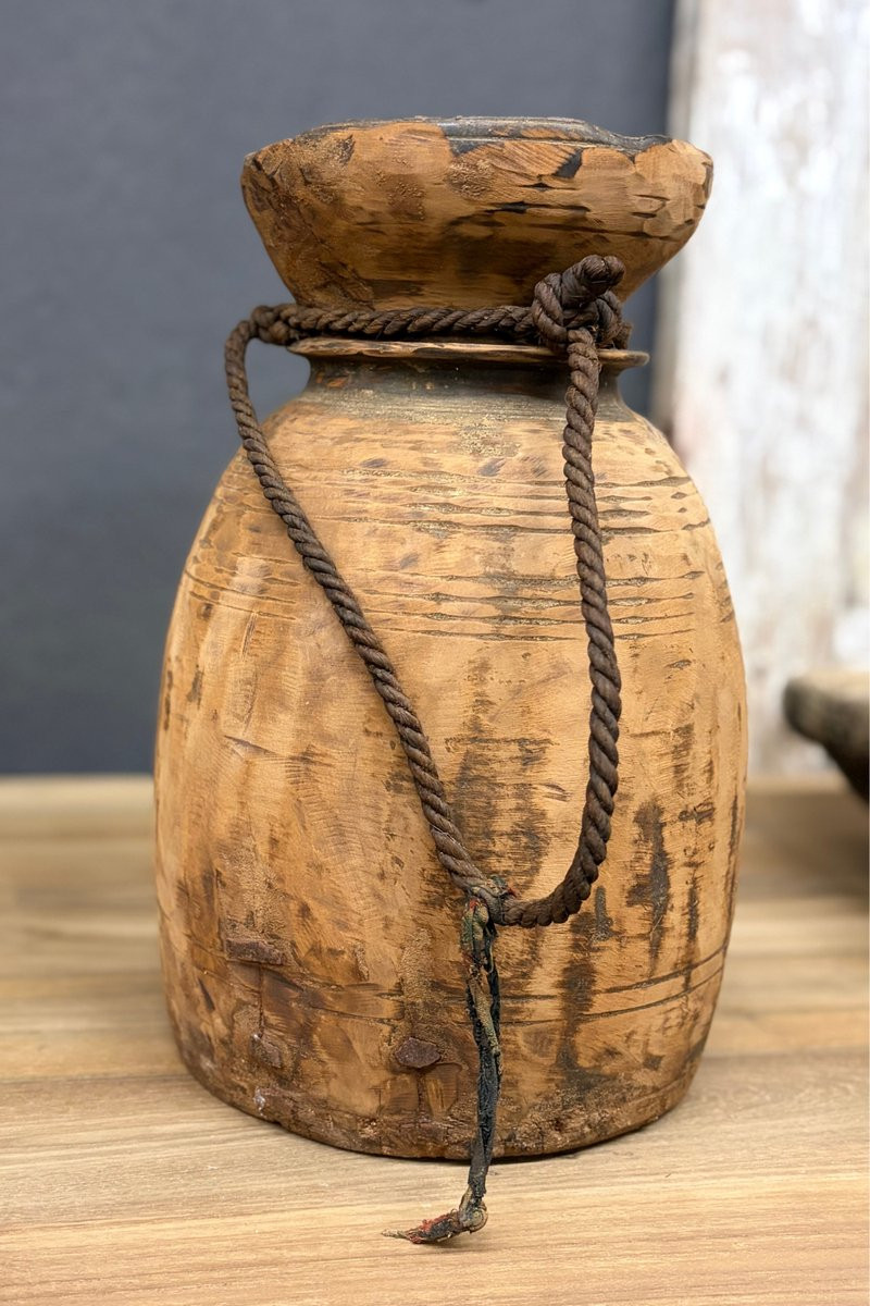 Oude landelijke Nepalese houten kruik vaas pot