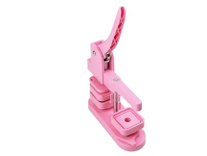 Badge Making Kit 50 x 50 mm quadratische Kühlschrank-Abzeichen-Pressmaschine, rotierende manuelle Herstellung von Kühlschrankmagnet-Abzeichennadeln Button Press Maschine(Pink Button Maker)
