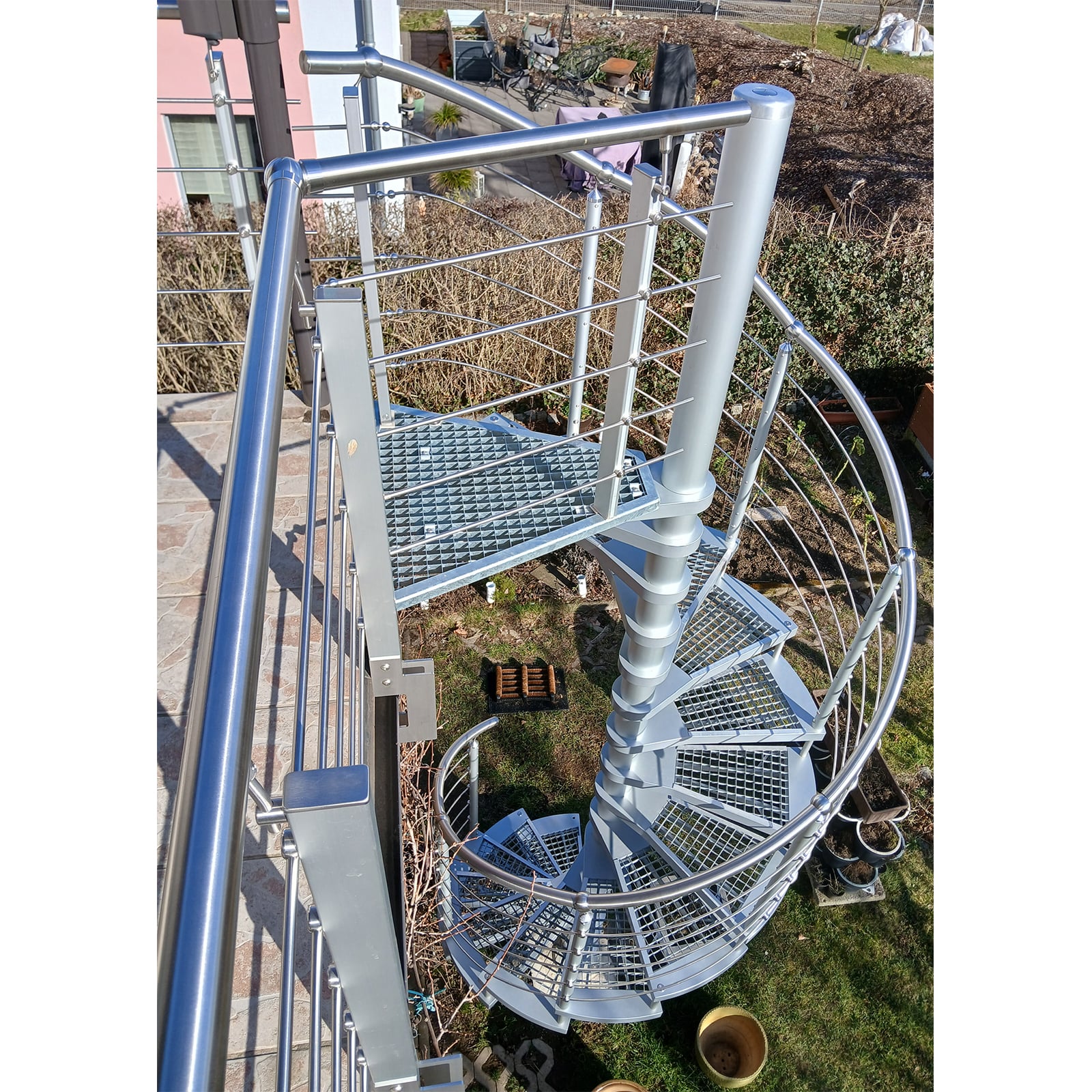 Treba Frewa Alu-Spindeltreppe Columbia Gitterrost 234-292,5cm Geschosshöhe für Außen mit 13 Steigungen