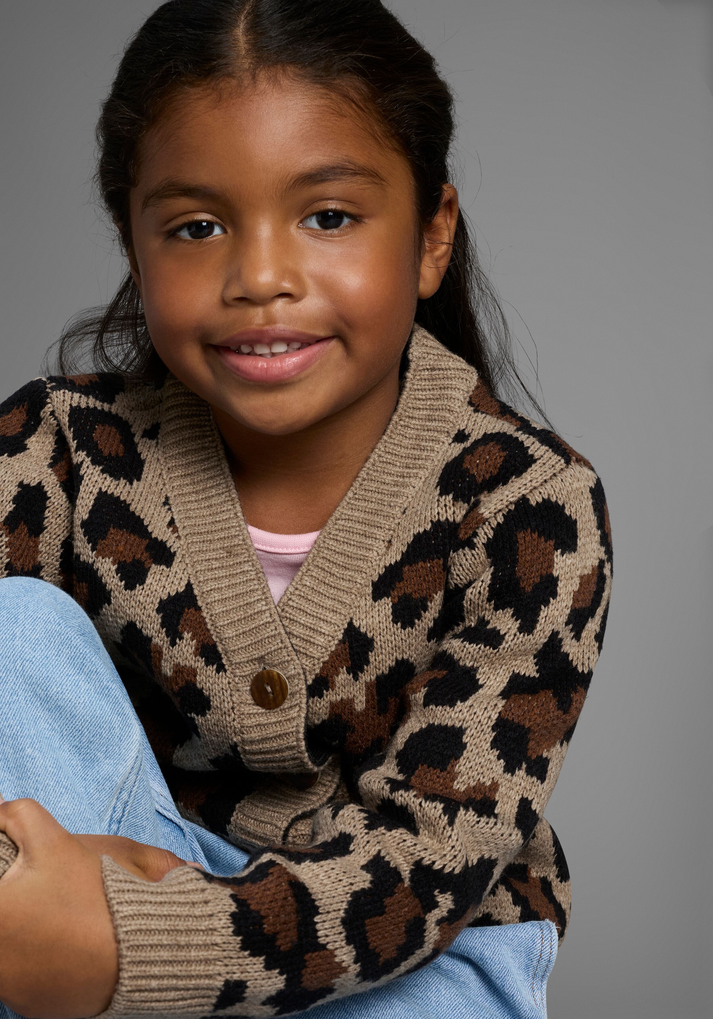 Strickjacke KIDSWORLD "Strickjacke mit Leo-Muster", Mädchen, Gr. 116/122, beige (gemustert leo), Feinstrick, Obermaterial: 100% Polyacryl, Basic hüftlang, V-Ausschnitt, Rippbündchen, Strickjacken Strickjacke, Strickjacke in Leo-Optik gemustert leo 116/122