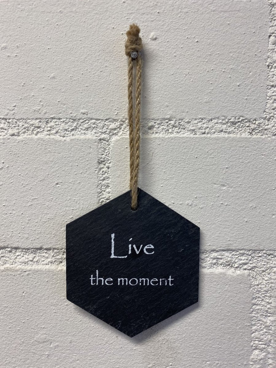 Impuls Deco leisteen hexagon Live the moment met ophangkoordje - 10,5 x 9 cm