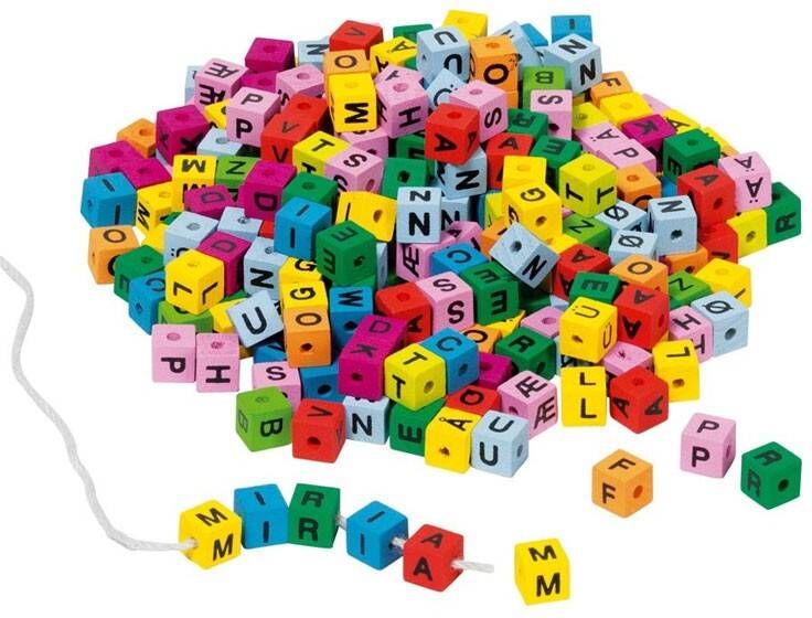 Goki Perles à enfiler - Cubes de lettres colorées
