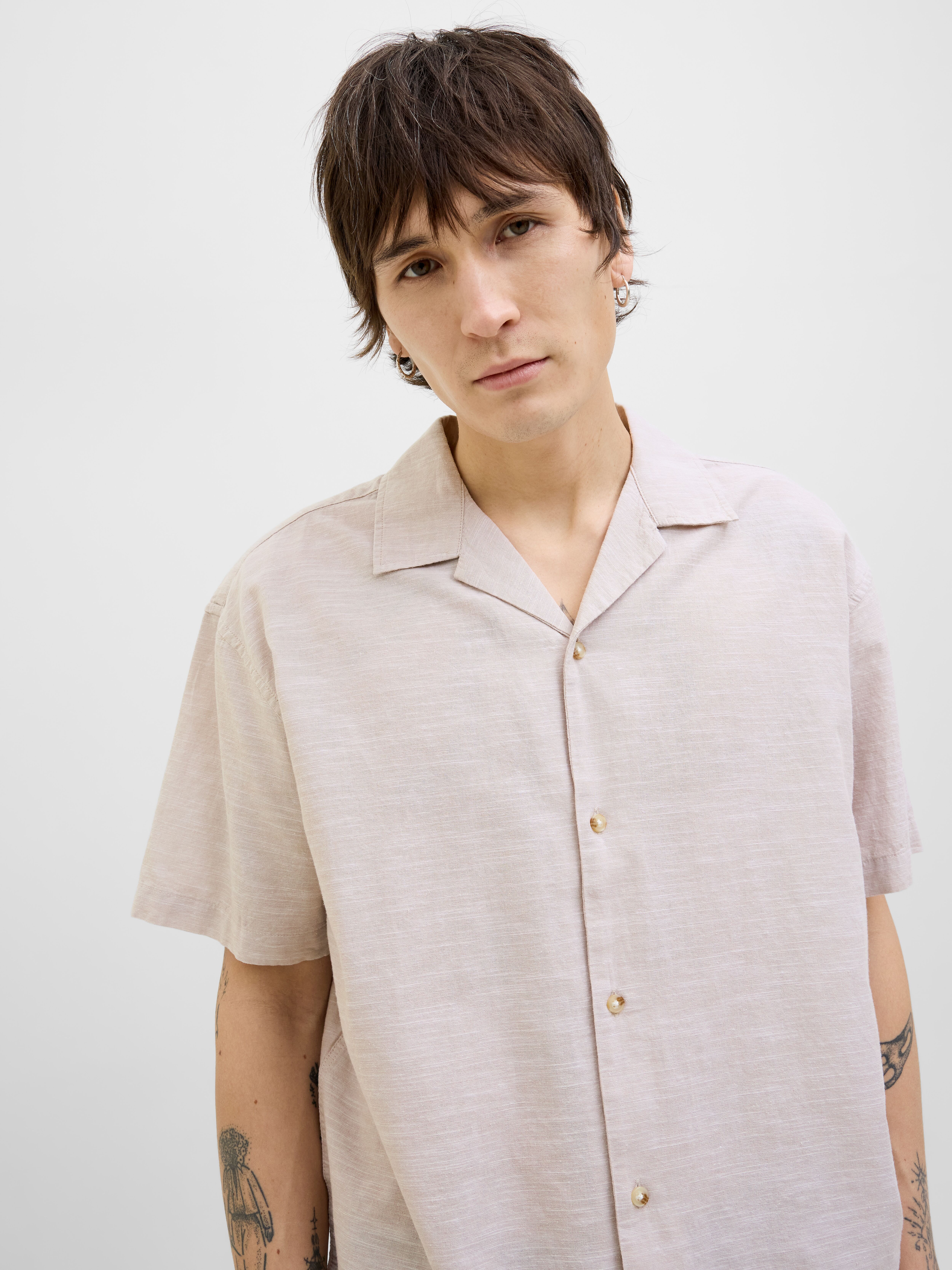 Jack & Jones "JJESUMMER RESORT SHIRT SS SN" mit Resort Kragen