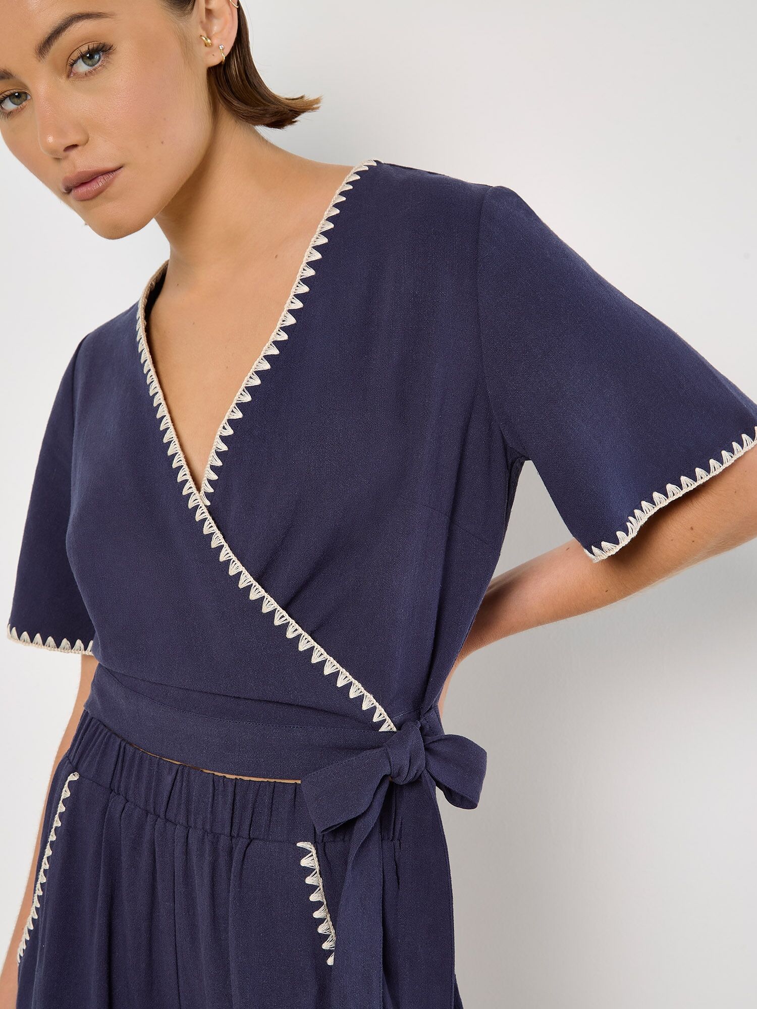 Wickelbluse APRICOT "Wickeltop aus Leinenmischung", Damen, Gr. L (40), blau (navy), Obermaterial: 82% Viskose CV. 18% Leinen LI., unifarben, Blusen Wickelbluse, mit besticktem Saum