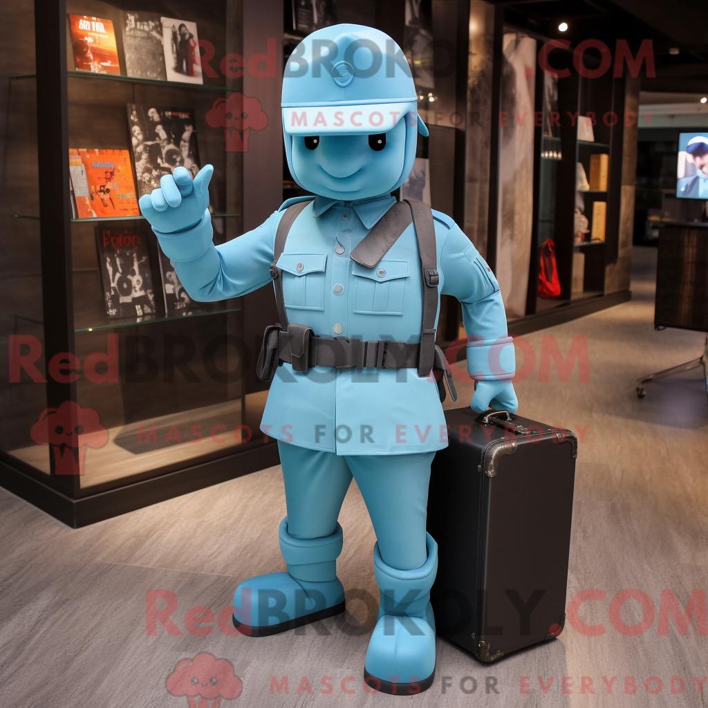 Maskottchen REDBROKOLY eines cyanfarbenen Soldaten mit Bluse und Aktentasche