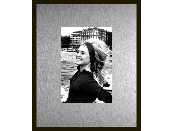 Bild QUEENCE Trend Wandbild, Wandkunst, Kunstdruck Brigitte Bardot , schwarz-weiss (farbe rahmen: schwarz, farbe bild(er): silber), B:50cm H:40cm T:1,5cm, Aluminium, Bilder, Bild, inkl. Passepartout aus hochwertigem Aluminium und schwarzem Rahmen